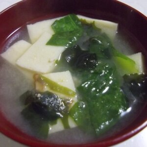 高野豆腐と小松菜わかめの味噌汁